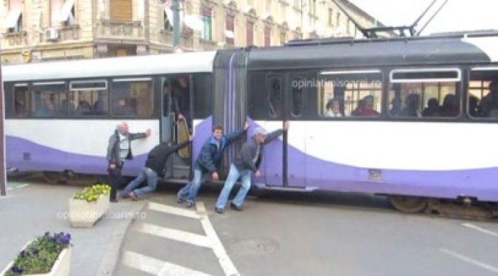 Imagini incredibile: tramvai ÎMPINS de călători